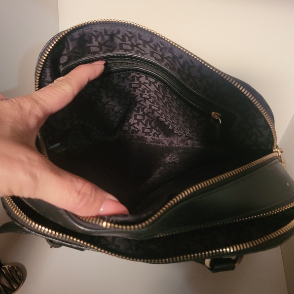Dkny purse med size black - Picture 3 of 7